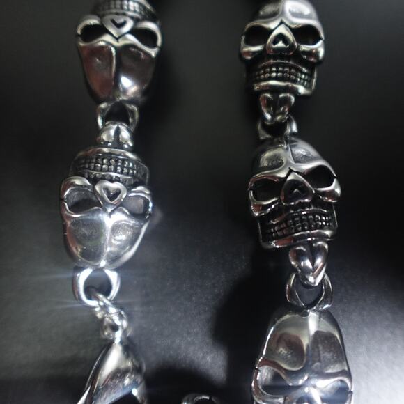 Stainless Steel Large Skull Heads Heavyweight Bracelet SBR-5303 - Picture 4 of 6